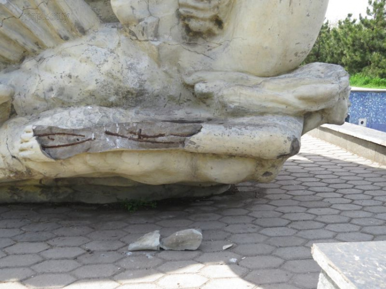 Мариупольские вандалы превратили скульптуру Посейдона в персонаж фильма ужасов (ФОТОФАКТ)
