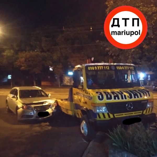 ДТП с пострадавшим: в Мариуполе эвакуатор врезался в легковушку