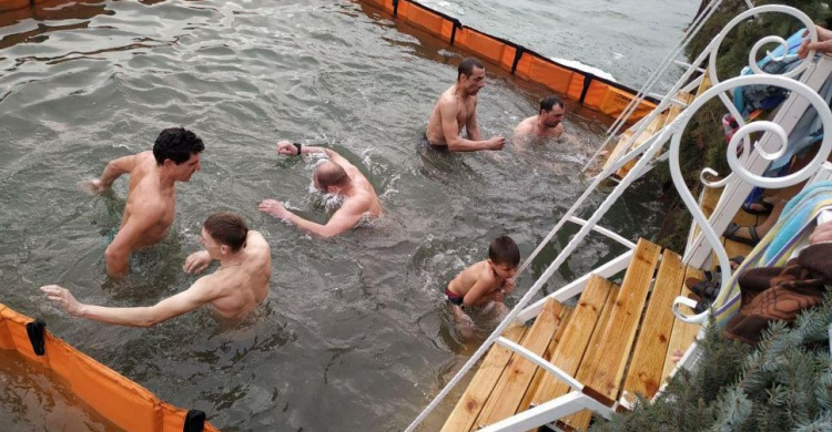 В Мариуполе празднуют Крещение (ФОТО+ВИДЕО)