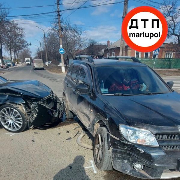 Авария в Мариуполе: на перекрестке столкнулись три автомобиля