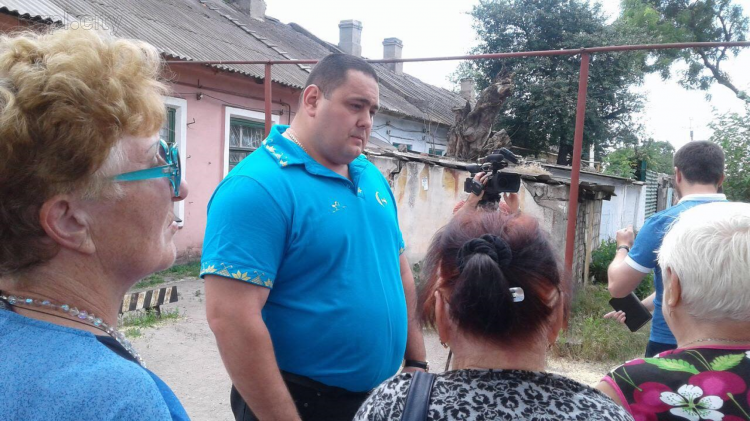 Александр Лашин отстаивает работу почтового отделения на Правом берегу в Мариуполе (ФОТО)