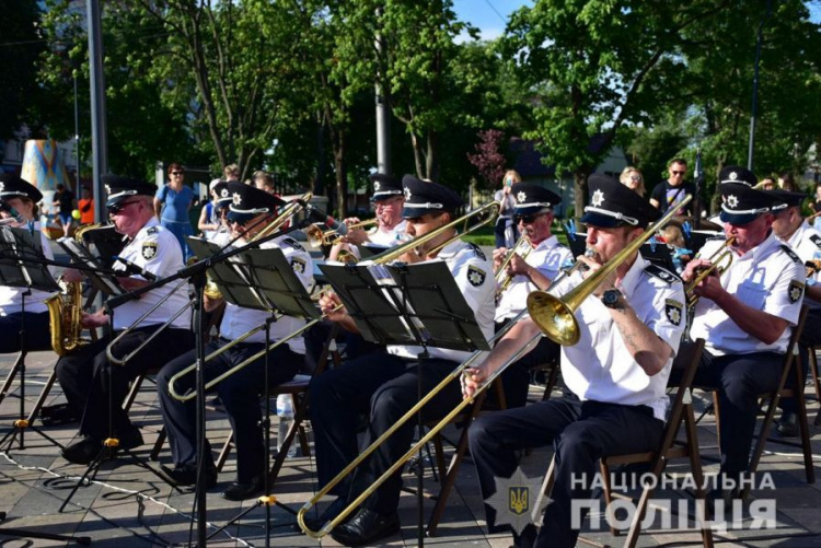 Полицейские Донетчины устроили музыкальный праздник для мариупольцев