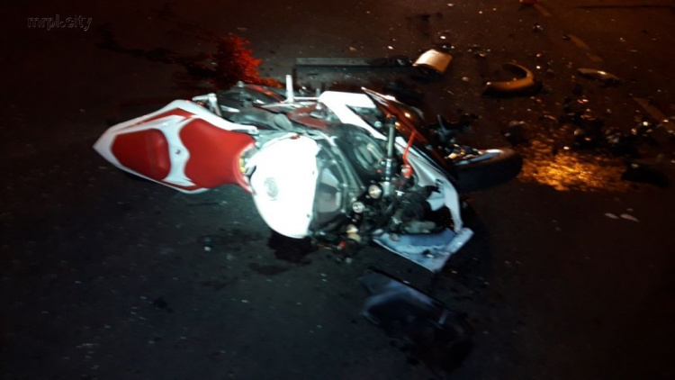 В Мариуполе мотоцикл врезался в легковое авто с ребенком. Есть пострадавший (ФОТО)