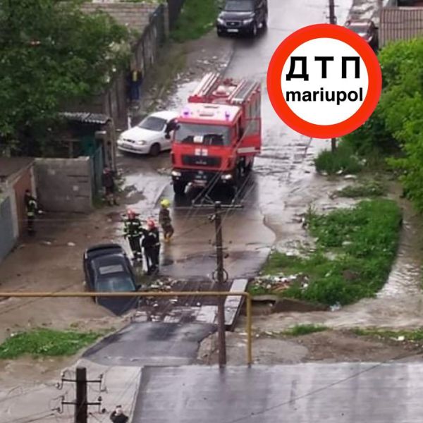 В Мариуполе затопило микрорайон, автомобиль ушел под воду