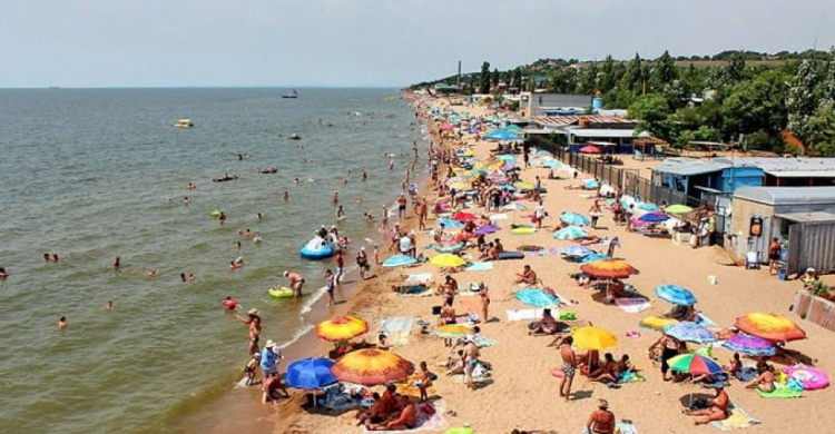Последние пляжные дни: в Мариуполе готовятся к закрытию курортного сезона