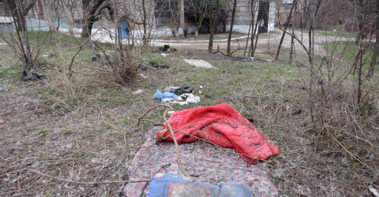 В центре Мариуполя у церкви христиан-баптистов лежбище бездомных превратилось в свалку (ФОТОФАКТ)