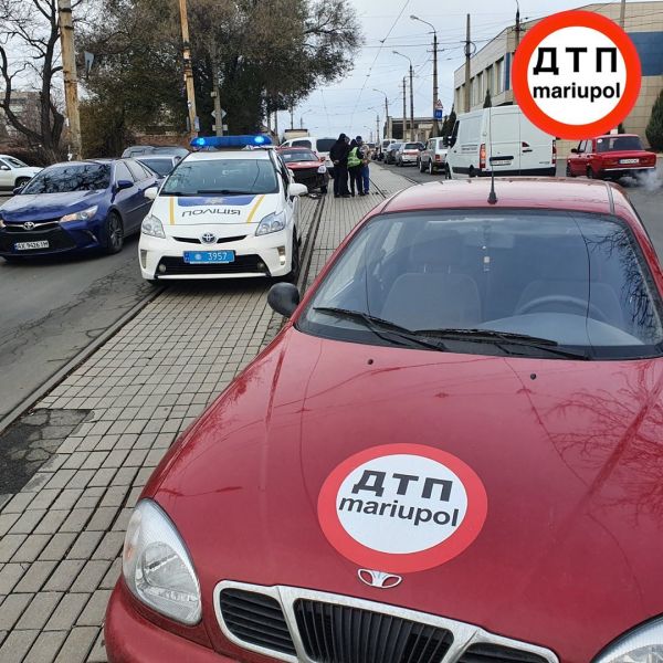 Ирония судьбы: в Мариуполе автомобиль с наклейкой «ДТП» попал в аварию