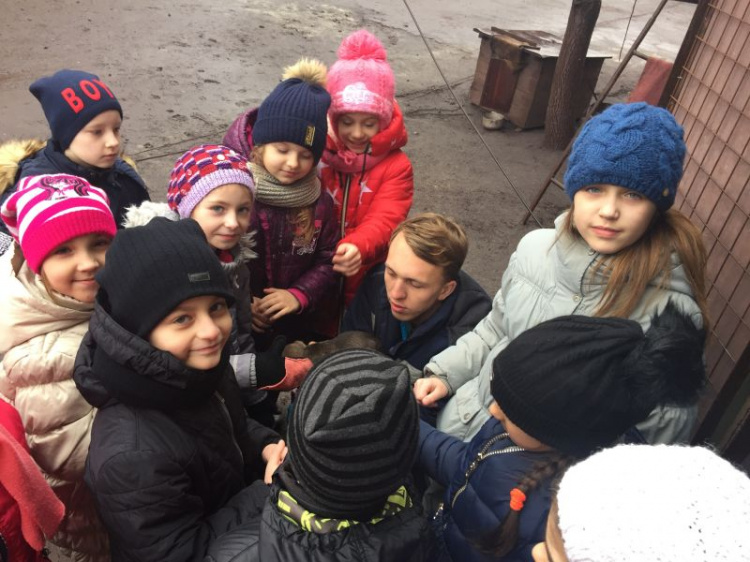 Мариупольские школьники собрали корм для животных в приюте (ФОТО)