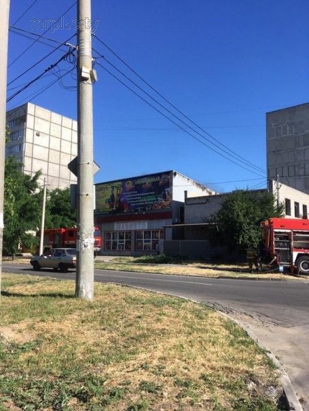 В Мариуполе загорелся бильярдный клуб: тушили 15 пожарных (ФОТО+ВИДЕО)