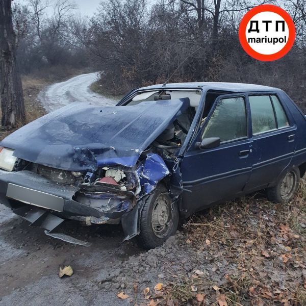 На въезде в Мариуполь столкнулись четыре автомобиля, еще один врезался в автобус в черте города (ДОПОЛНЕНО)