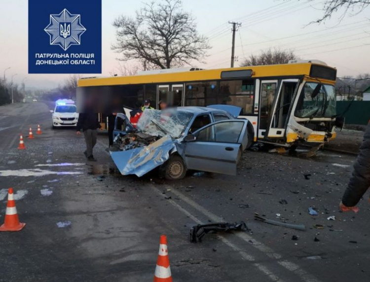 Жуткое ДТП в Мариуполе: легковушка врезалась в коммунальный автобус. Погиб водитель