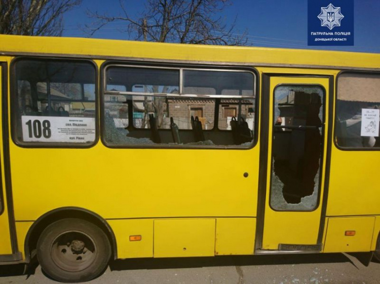 В Мариуполе нетрезвый пассажир разбил окно маршрутки (ФОТО)