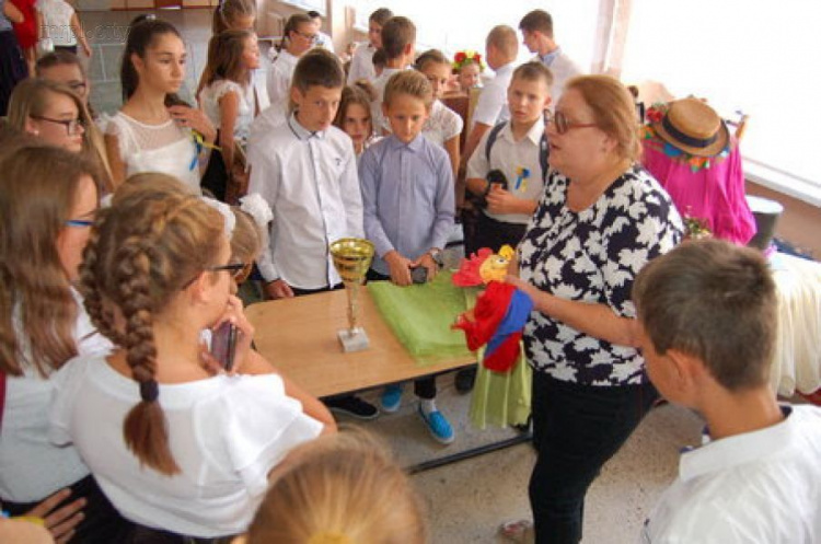 Мариупольская школа, которой «не хватало алфавита» на все классы, отпраздновала юбилей (ФОТО)
