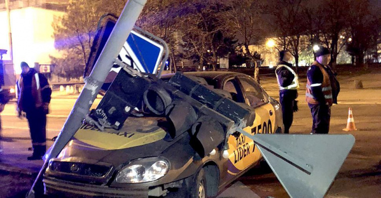 В Мариуполе такси снесло светофор, а ВАЗ сбил пешехода. Есть пострадавшие (ФОТО+ОБНОВЛЕНО)