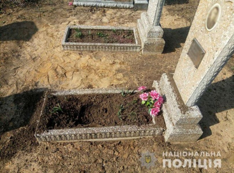 Взрыв на кладбище в Донецкой области: пострадала женщина (ФОТО)