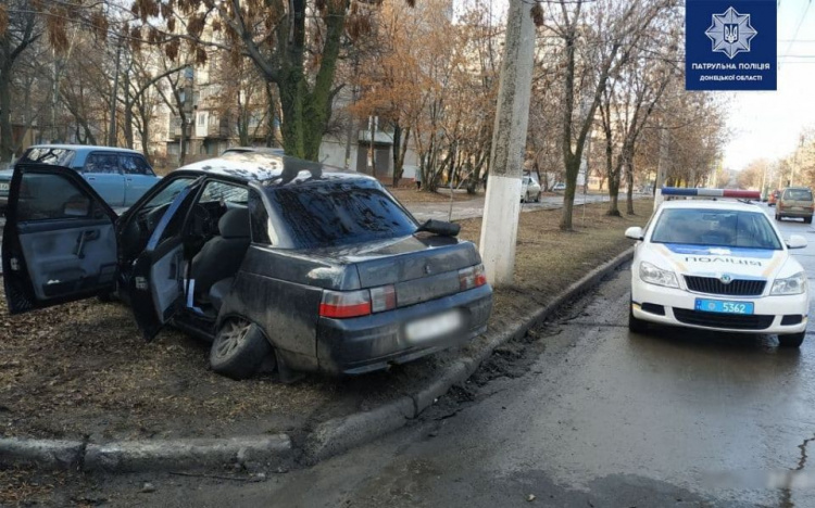 В Мариуполе автомобиль въехал в дерево (ВИДЕО + ДОПОЛНЕНО)