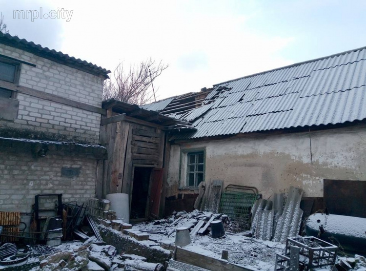 Фото в сети: Последствия артналета на жилые кварталы Авдеевки. Разрушены дома. Пострадал мирный житель.