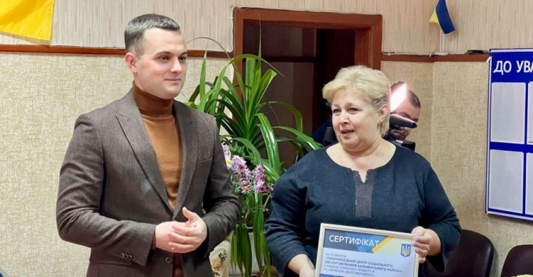Территориальные центры Мариуполя получили подарки ко Дню пожилого человека от Вадима Новинского
