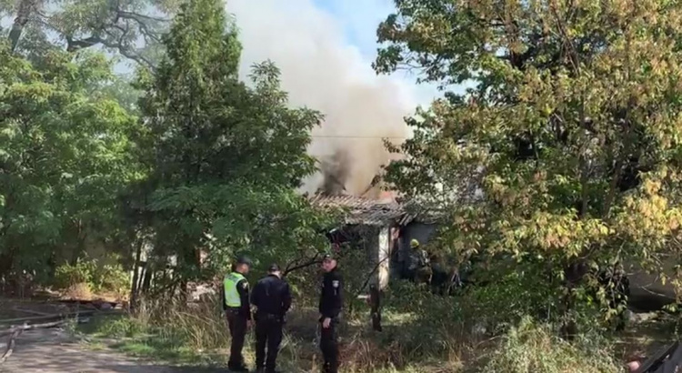 Напротив воинской части в Мариуполе горит дом (ФОТО+ВИДЕО)