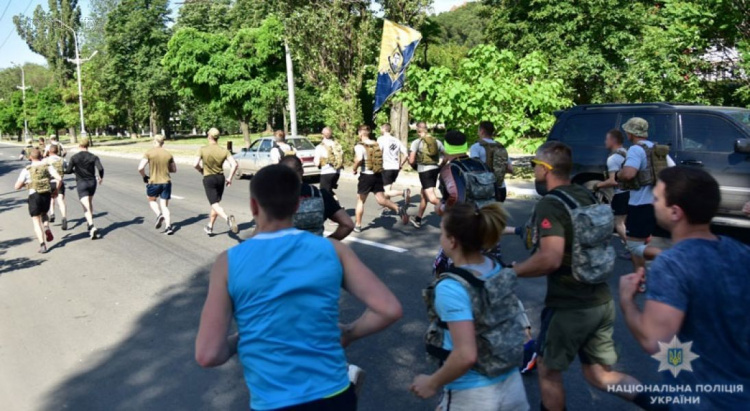 Силачи полиции и Нацгвардии показали мощь на памятном «Мерф-челлендже» в Мариуполе (ФОТО)