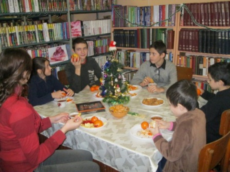 Многодетной мариупольской семье подарили день мандариновых историй и мастер-класс мандариновых поделок (ФОТО)