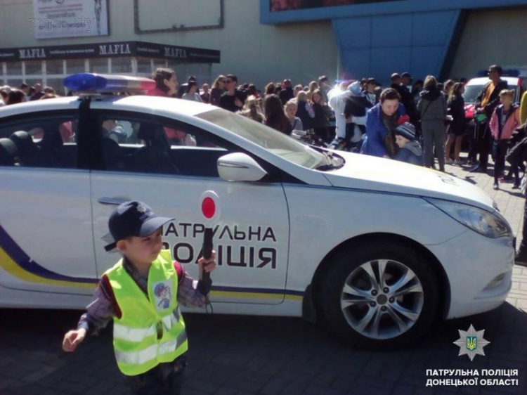 «Пенная выставка» и спасательный гигант: в Мариуполе прошла особая демонстрация (ФОТО)