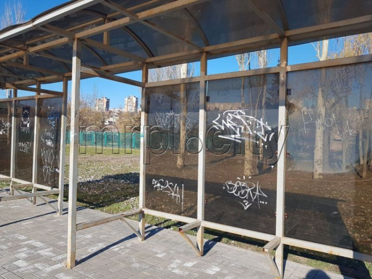 В Мариуполе замечена остановка с «художествами» белым по черному