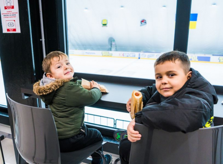 Тысячи мариупольских детей за месяц опробовали лед Mariupol Ice Center