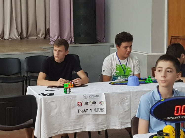 Впервые в Мариуполе прошли соревнования по скоростной сборке кубика Рубика (ФОТО)