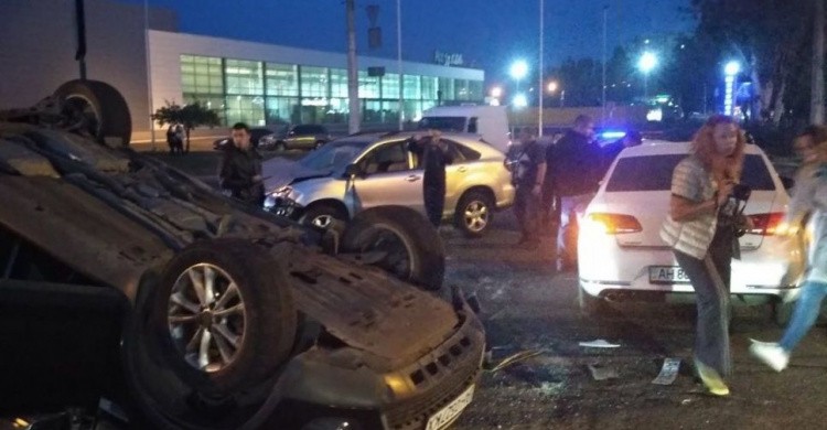 В Мариуполе столкнулись три легковушки: от удара машину перевернуло на крышу