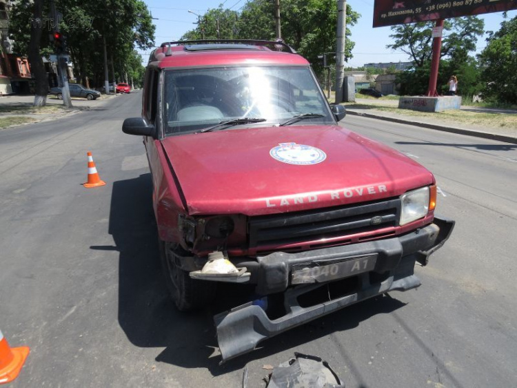 В центре Мариуполя Land Rover военных столкнулся с авто Mazda (ФОТО)