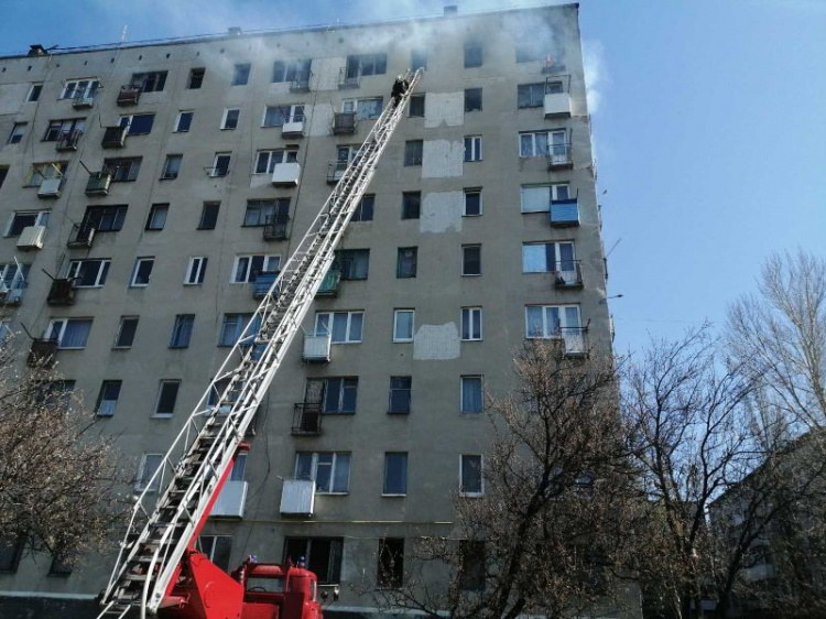 На Донетчине из горящей квартиры спасли мать с тремя детьми (ФОТО)