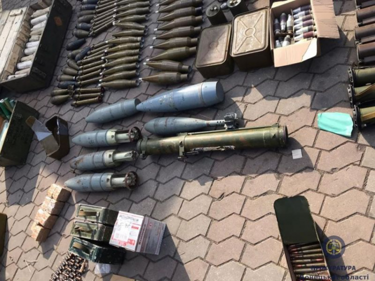 В заброшенном детском центре на Донетчине выявили мощный арсенал оружия (ФОТО)