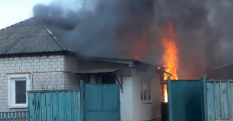В Мариуполе горел дом многодетной семьи – на место выехали 2 пожарных машины и 3 «скорых»