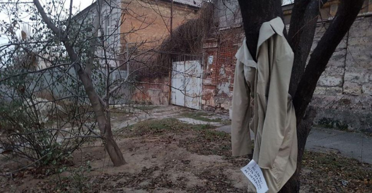 Теплая акция: в Мариуполе деревья «нарядились» в куртки и пальто (ФОТО)