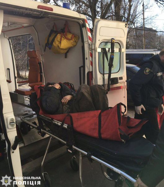 В Мариуполе спасли мужчину, который пролежал два дня на полу (ФОТО)