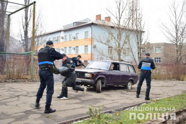 Задержание противника и полицейское оружие: мариупольская «Академия полиции» приняла будущих абитуриентов (ФОТО)