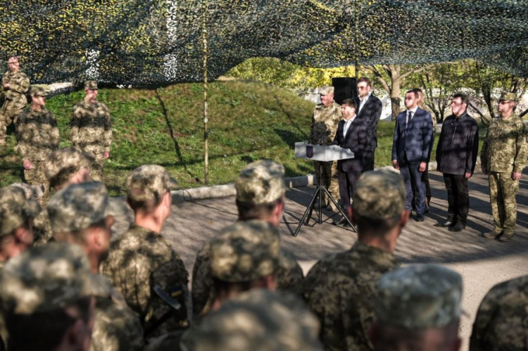 В День защитника Украины Президент в штабе ООС вручил государственные награды военнослужащим (ФОТО)