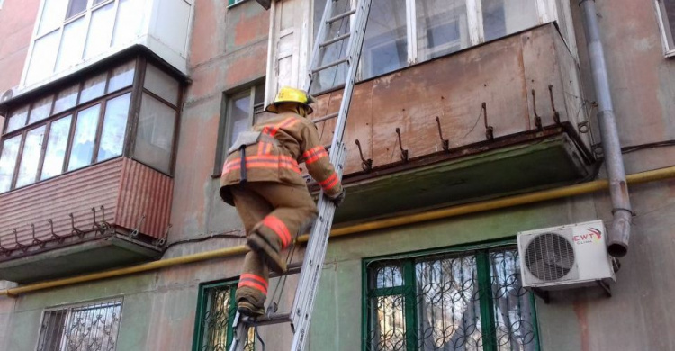 Спасатели в Мариуполе пришли на помощь запертой в квартире пенсионерке (ФОТО)