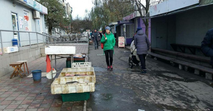 В Мариуполе на тротуаре в антисанитарных условиях продавали рыбу (ФОТО)