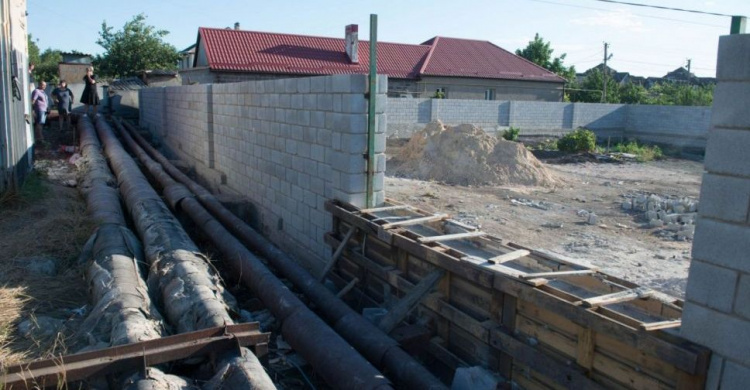 В частном секторе Мариуполя впритык к домам жителей строят рынок (ФОТО)