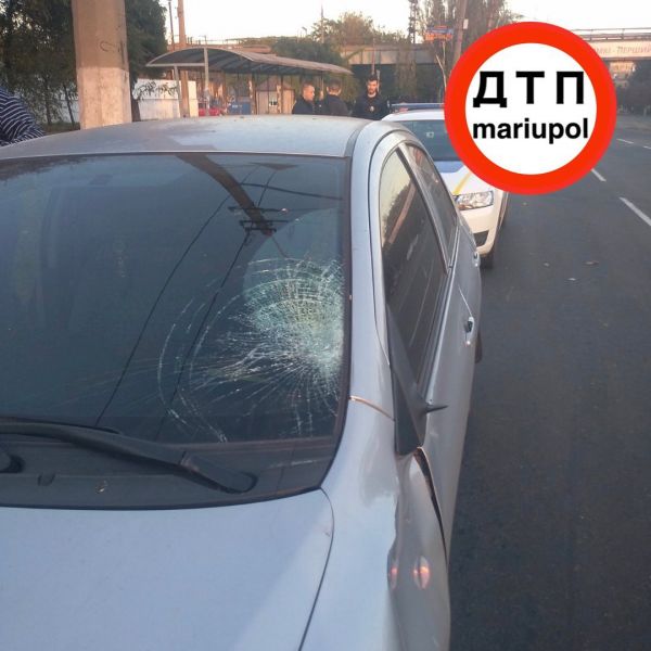 В Мариуполе автомобиль сбил женщину возле пешеходного перехода