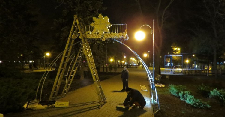 Мариуполь к Новому году украшают новыми светящимися объектами (ФОТО)