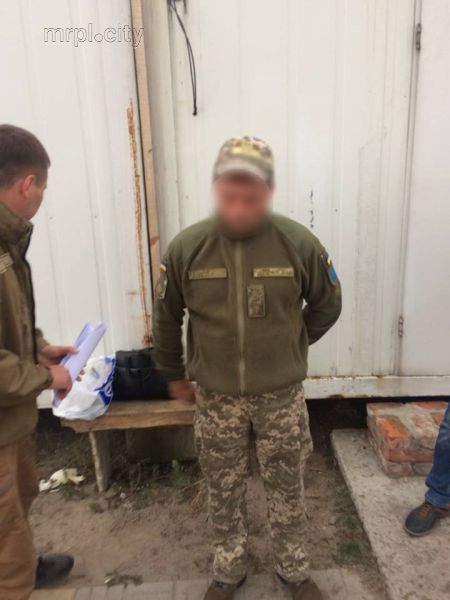  На Донбассе прокуроры с СБУ на горячем взяли заместителя командира воинской части (ФОТО)