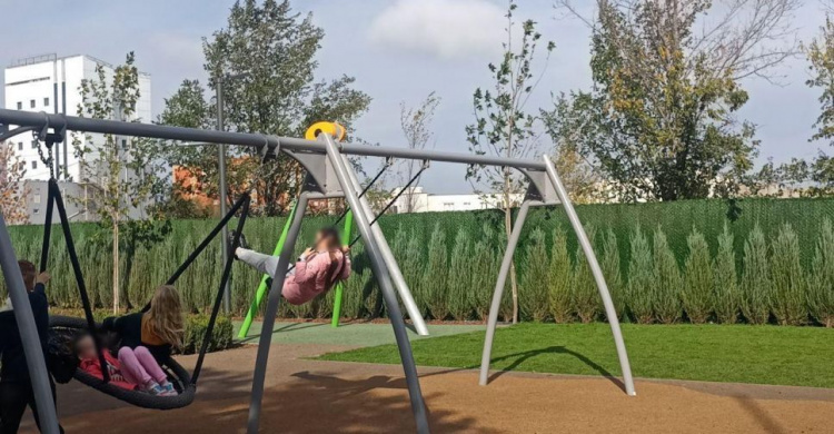 Возле детской площадки на обновленной площади в Мариуполе установят стенд с ограничениями