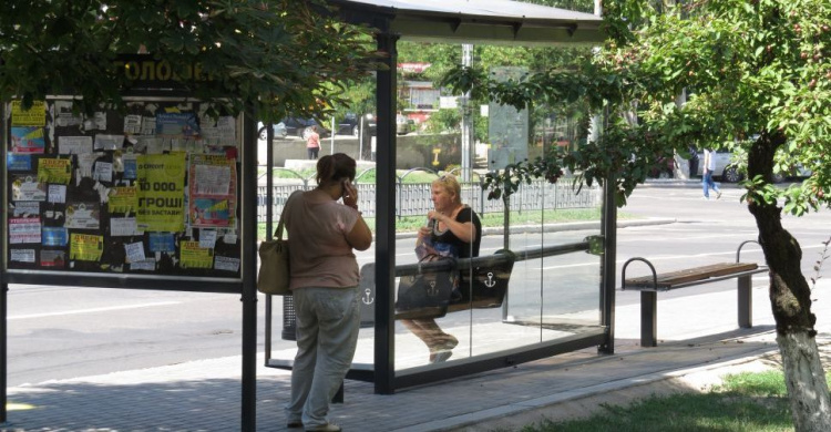 Мариупольцы пытаются раскурочить стеклянные евроостановки (ФОТОФАКТ)
