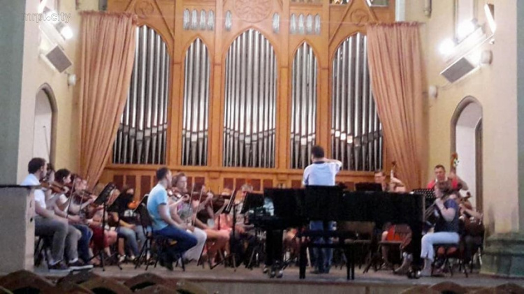 Мариупольский «Ренессанс» зажигал в органном зале Ровенской филармонии (ФОТО)