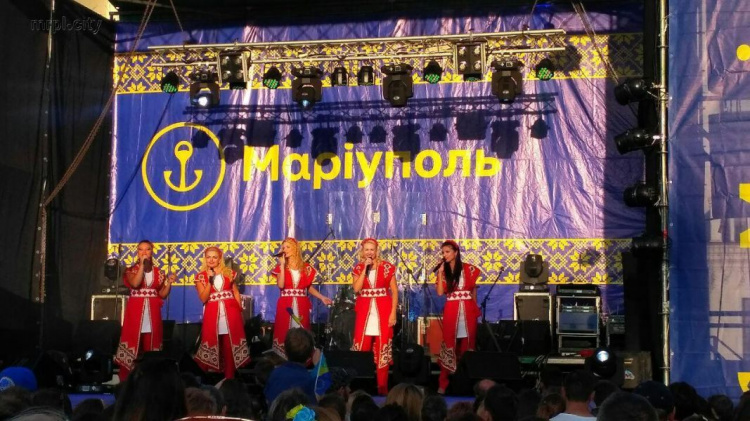 Мариупольцы в центре города с песнями отмечают День Независимости (ФОТО+ВИДЕО)