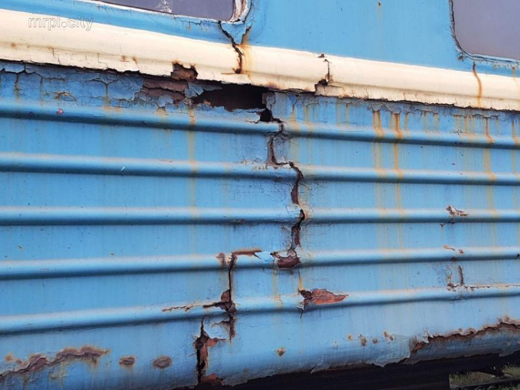 В Мариуполе опломбировали десятки пассажирских вагонов, стоящих около моря (ФОТО)
