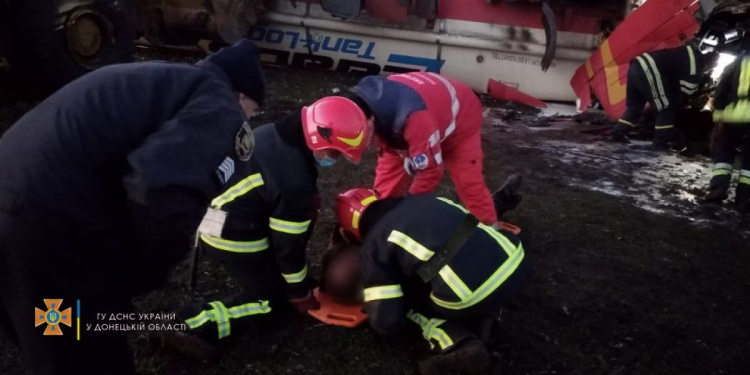 Под Мариуполем перевернулся молоковоз, водителя извлекали спасатели